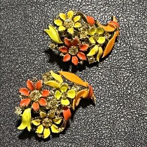 Lisner VTG Enamel & Crystal Floral Clip On Earrings